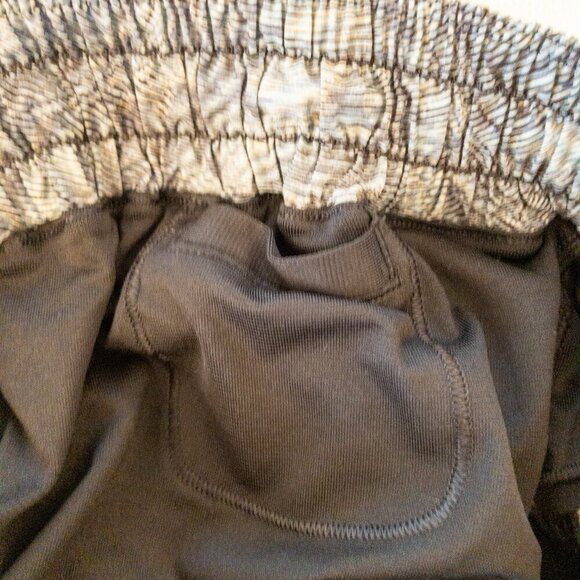 Lululemon Tracker Shorts 4” Tall – Size 6 Gray Abstract Print Zip Pocket - Picture 5 of 5